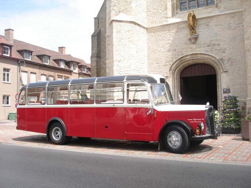 rode oldtimer bus